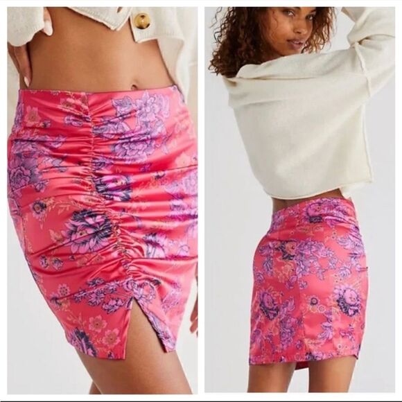NWT Free People Avas Print Miniskirt in Deep Magenta Combo - Picture 2 of 16